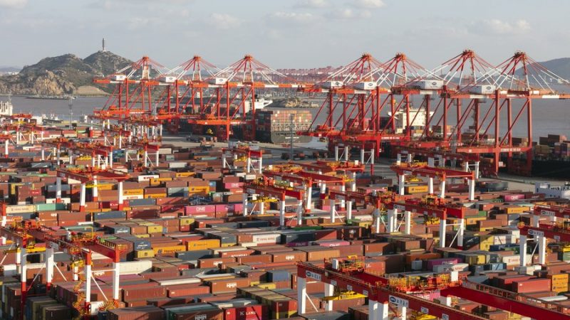 Shanghai registra forte crescimento de exportações de contêineres e navios porta-contêineres