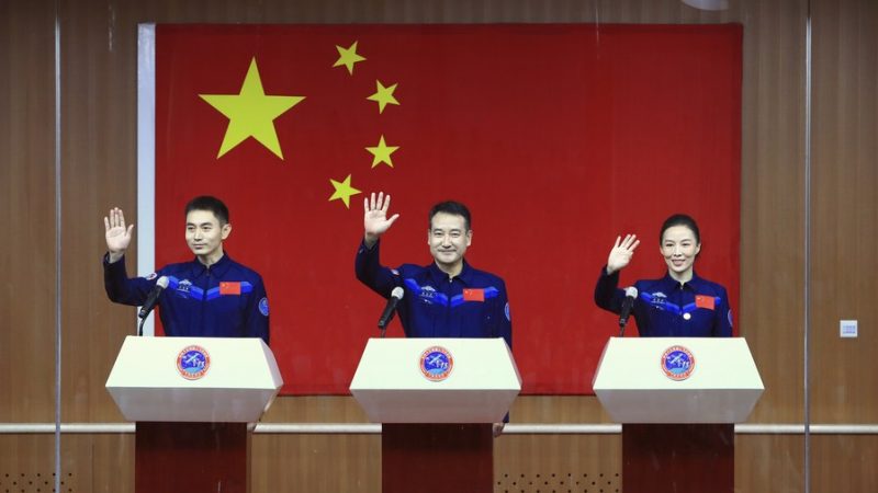 Astronautas da missão Shenzhou-13 encontram-se com imprensa