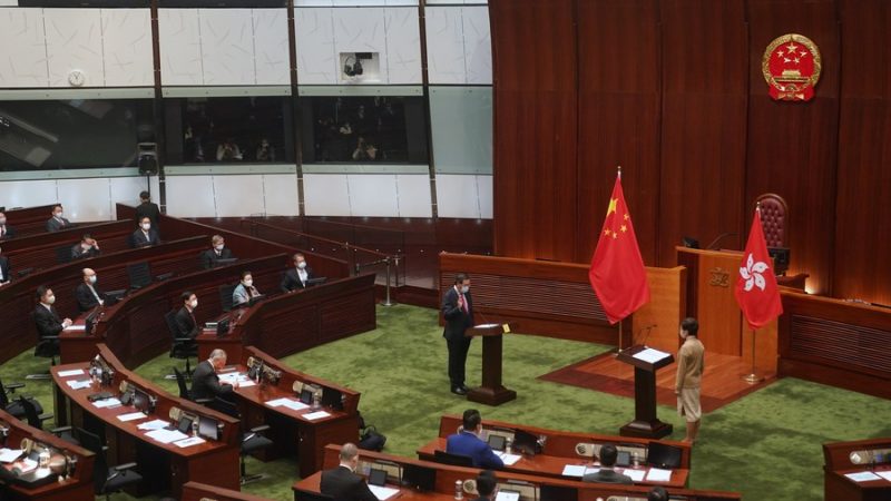 Novos legisladores de Hong Kong são encorajados a cumprirem obrigações constitucionais e servirem à pátria