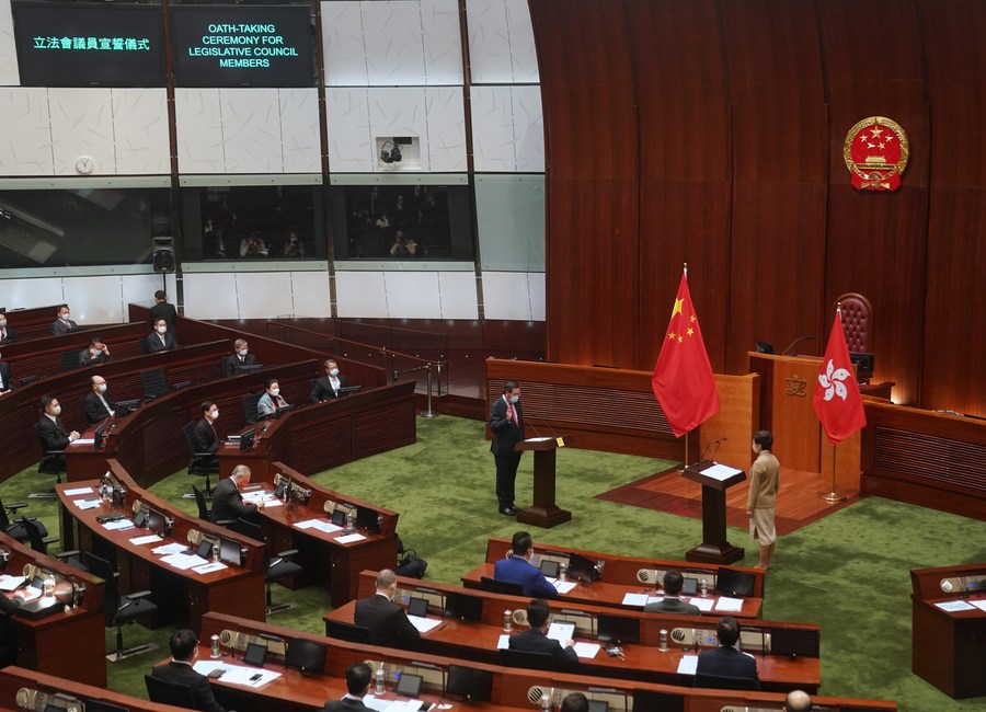 Novos legisladores de Hong Kong são encorajados a cumprirem obrigações constitucionais e servirem à pátria