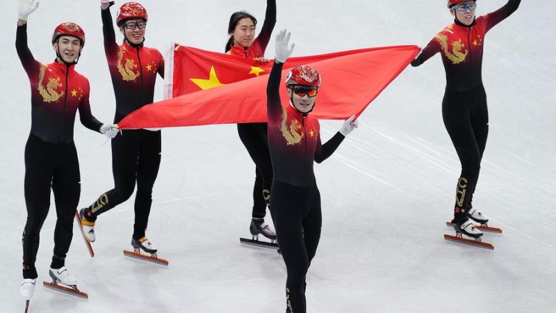 China conquista primeira medalha de ouro em Beijing 2022 com sucesso na patinação de velocidade em pista curta