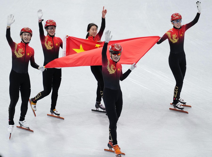 China conquista primeira medalha de ouro em Beijing 2022 com sucesso na patinação de velocidade em pista curta