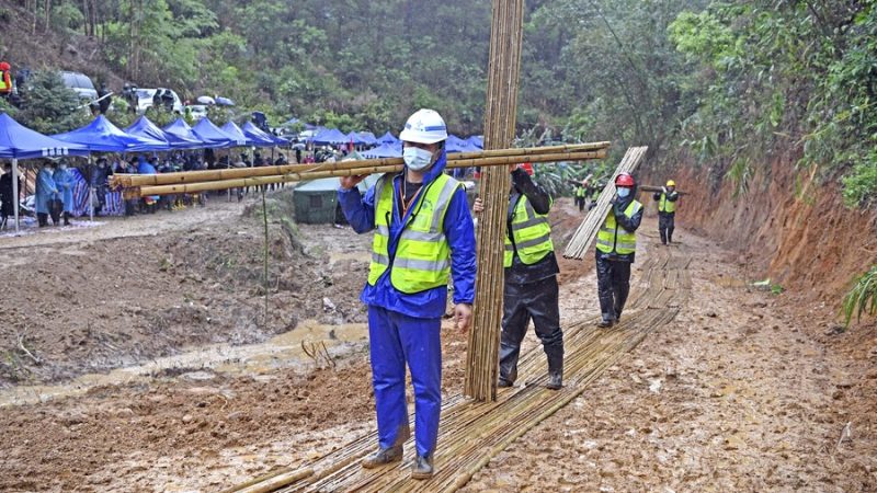 Partes de corpos e destroços são recuperados no local da queda do avião na China