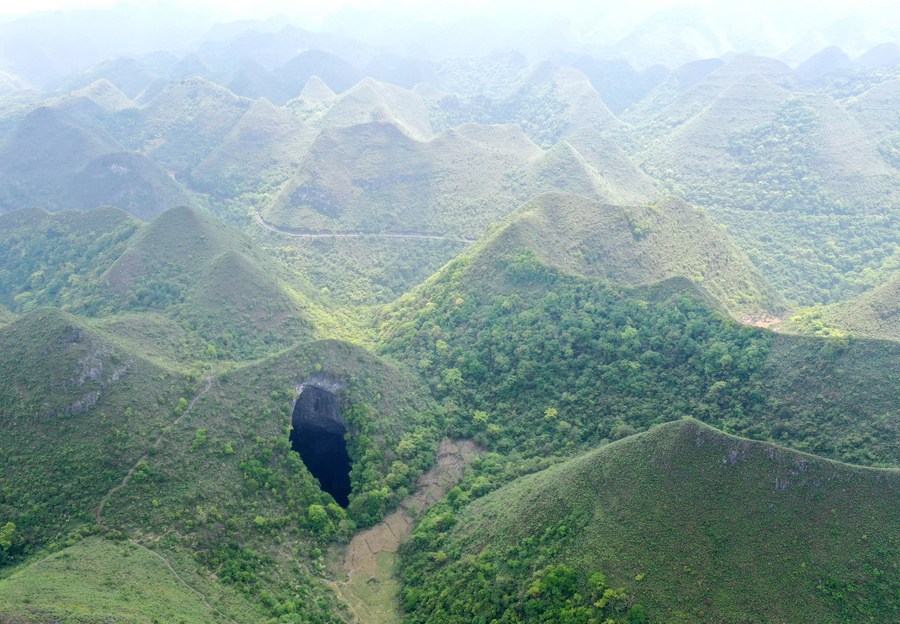 Buraco gigante de karst é descoberto em Guangxi da China