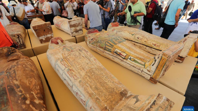 Egito revela descoberta de 250 caixões e 150 estátuas em Saqqara