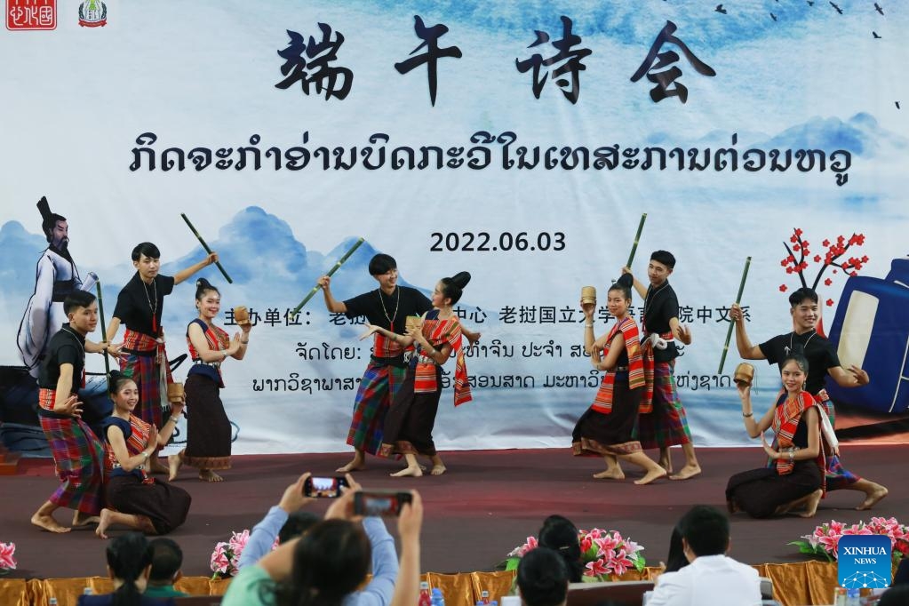 Estudantes do Laos conhecem cultura chinesa na celebração do Barco do Dragão