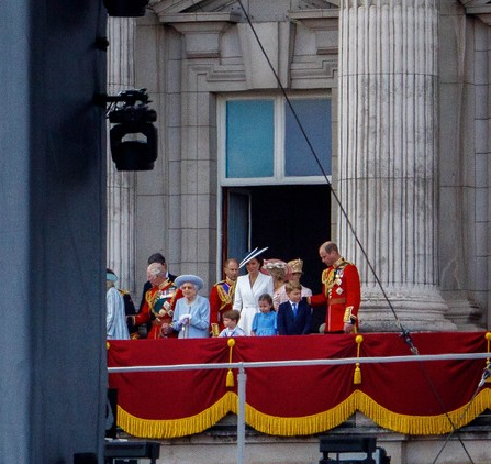 Rainha Elizabeth II promete continuar servindo após 70 anos de reinado