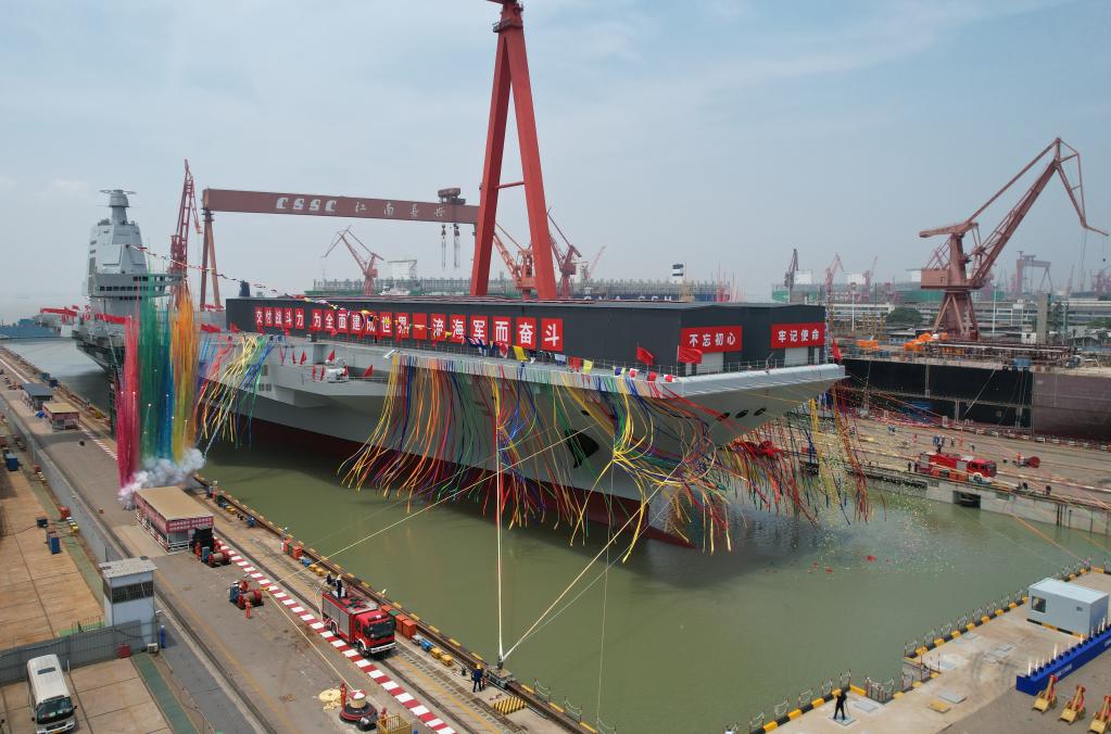 China lança seu terceiro porta-aviões