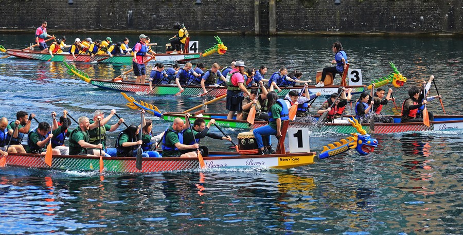 Cidade britânica de Manchester recebe tradicional Festival Chinês do Barco do Dragão