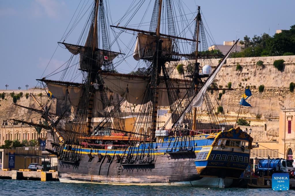 Maior veleiro de madeira do mundo ancora em Malta a caminho de Xangai