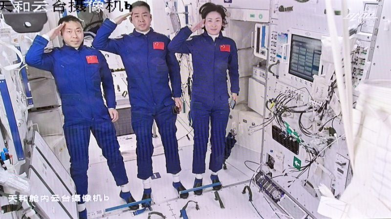 Ampliação: Astronautas chineses dão palestra no módulo de laboratório da estação espacial