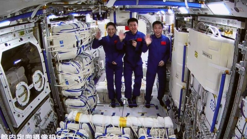 Astronautas da Shenzhou-14 entram no módulo de laboratório Mengtian