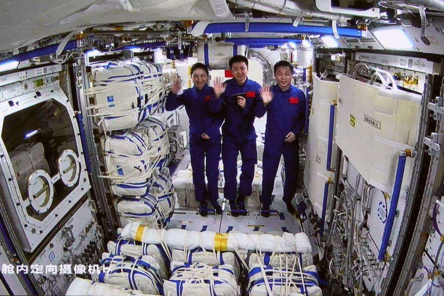 Astronautas da Shenzhou-14 entram no módulo de laboratório Mengtian