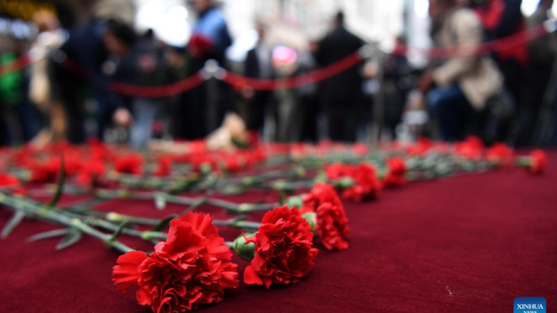 Avenida comercial em Istambul fica cheia de flores em homenagem às vítimas do ataque de domingo