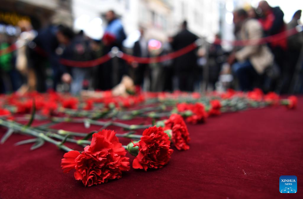 Avenida comercial em Istambul fica cheia de flores em homenagem às vítimas do ataque de domingo