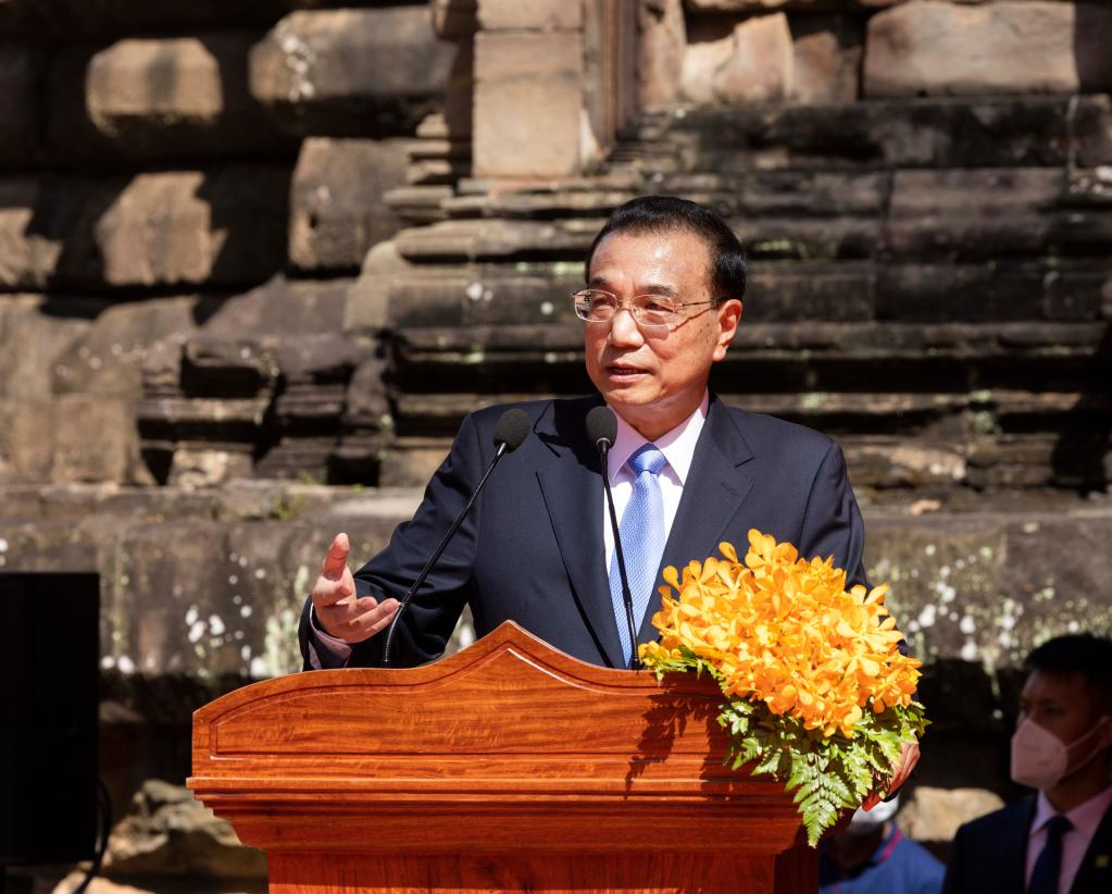 Premiê chinês visita exibição sobre intercâmbios de patrimônio cultural China-Camboja e participa da cerimônia de entrega de projeto cultural