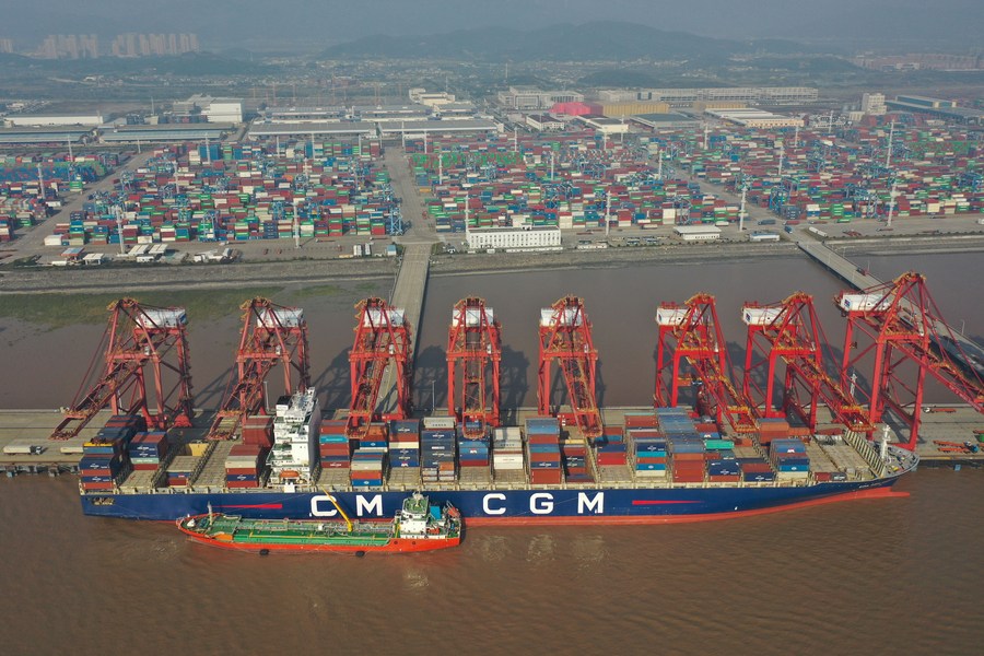 Movimentação de carga do porto chinês de Ningbo Zhoushan é a maior do mundo há 14 anos