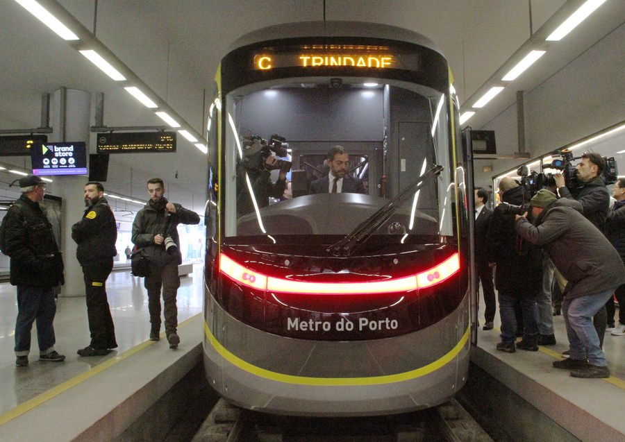 Trens de metrô fabricados na China são entregues a Portugal