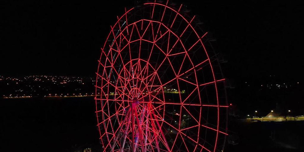 Vermelho chinês acende em roda-gigante de Foz do Iguaçu, celebrando o Ano Novo chinês com três eventos