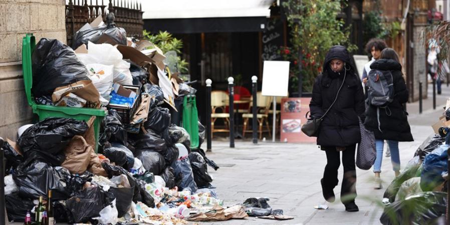 Acúmulo de lixo aumenta em Paris com greve dos trabalhadores