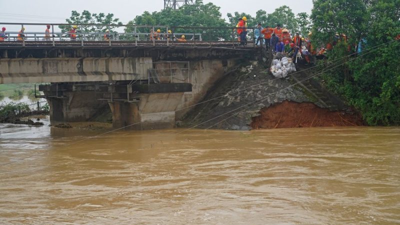 Reparada ruptura de dique sob ponte ferroviária Beijing-Kowloon