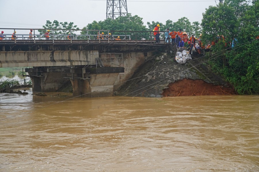 Reparada ruptura de dique sob ponte ferroviária Beijing-Kowloon