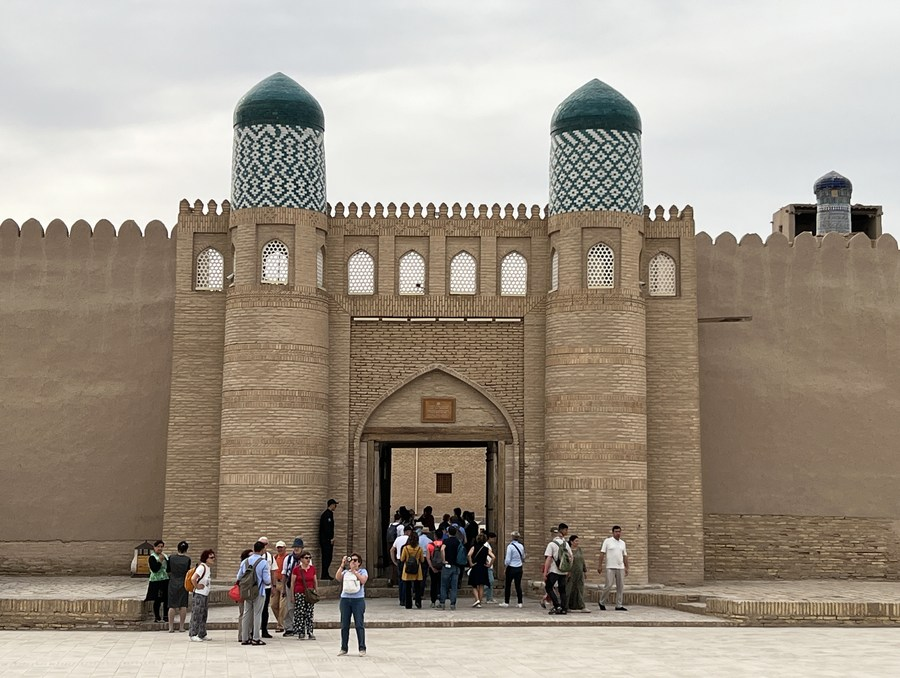 Com experiência chinesa, antiga cidade uzbeque é iluminada com beleza consagrada pelo tempo