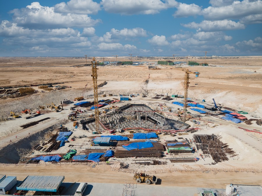 Engenheiros chineses e egípcios se dedicam à construção de projeto sob Cinturão e Rota