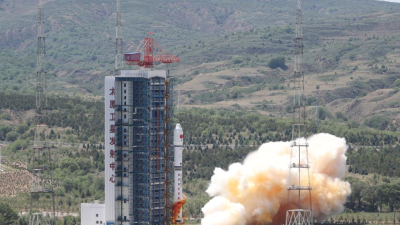 China lança 41 satélites em um único foguete, batendo recorde