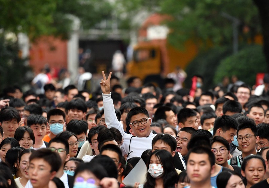 Número recorde de candidatos participa do exame de admissão universitária nacional da China