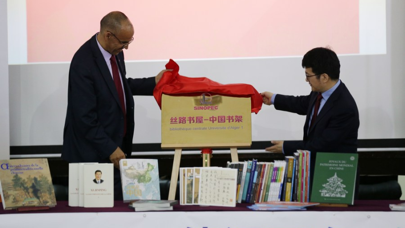 Universidade de Argel inaugura “Estante de Livros Chinesa” para promover o intercâmbio cultural