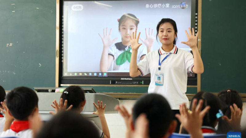 Escolas chinesas realizam diversas atividades temáticas sobre cuidados com os olhos