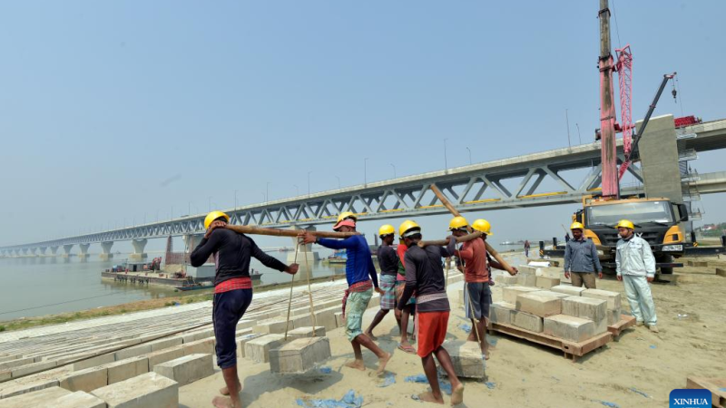 Pessoas afetadas por enchentes em Bangladesh são ajudadas por projeto de treinamento fluvial da PowerChina