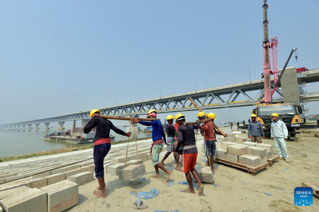 Pessoas afetadas por enchentes em Bangladesh são ajudadas por projeto de treinamento fluvial da PowerChina