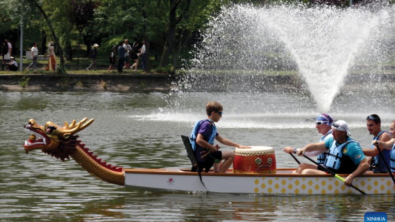 Corrida de barcos-dragão na Romênia marca festival tradicional chinês