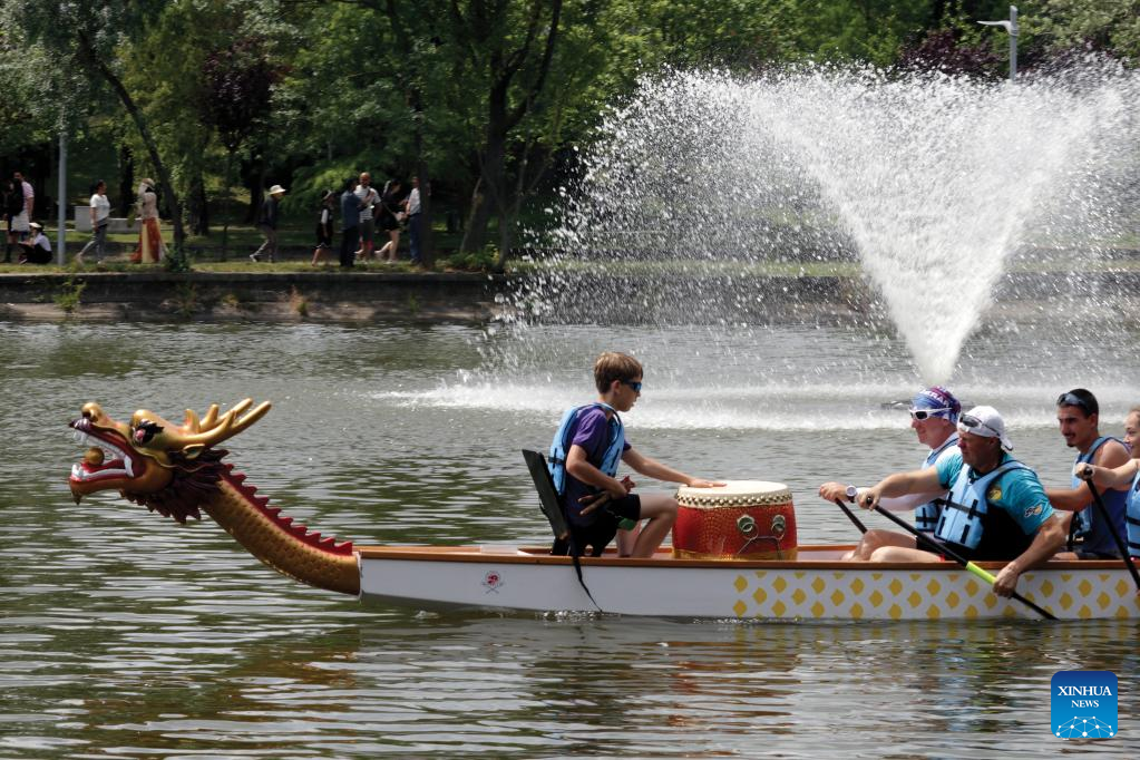 Corrida de barcos-dragão na Romênia marca festival tradicional chinês