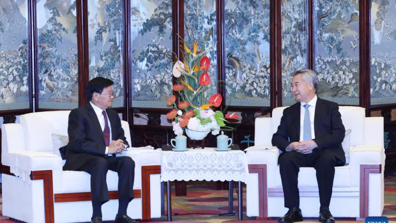 Funcionário sênior do PCCh visita o presidente do Laos em Kunming