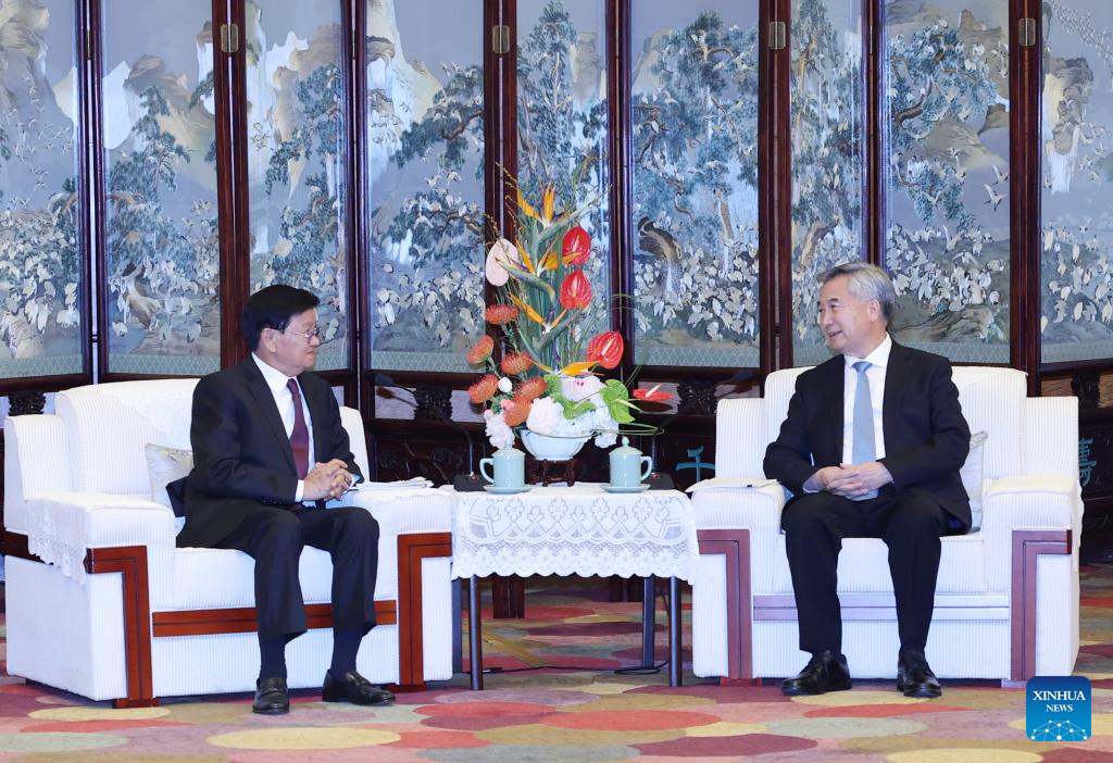 Funcionário sênior do PCCh visita o presidente do Laos em Kunming