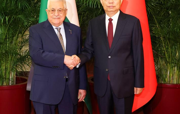 Mais alto legislador chinês reúne-se com presidente palestino em Beijing