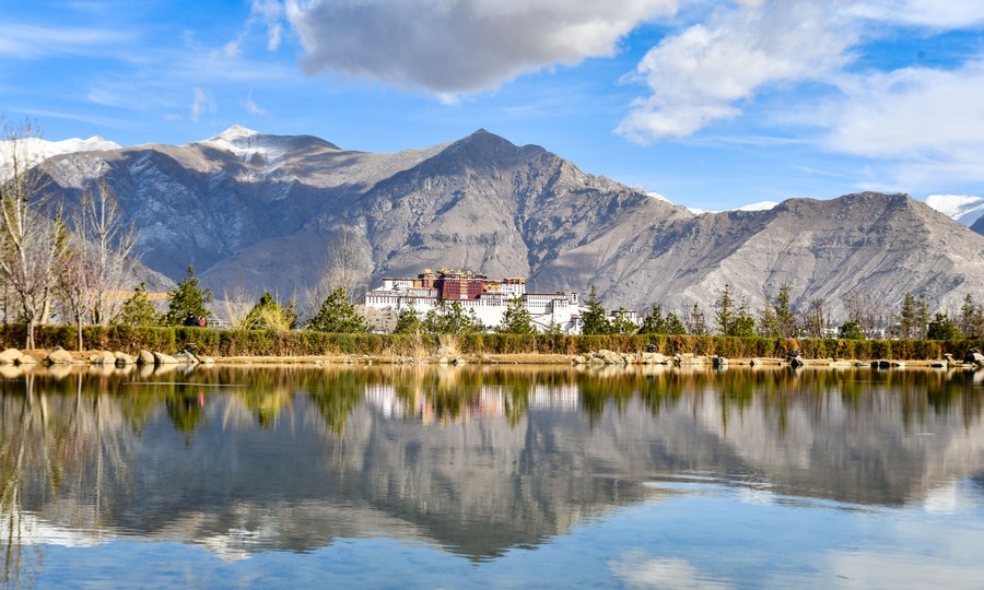 Volume de passageiros aéreos do Tibet excede nível pré-pandemia de janeiro a agosto