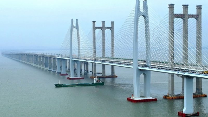 China abre sua mais rápida ferrovia de alta velocidade sobre o mar ao longo do Estreito de Taiwan