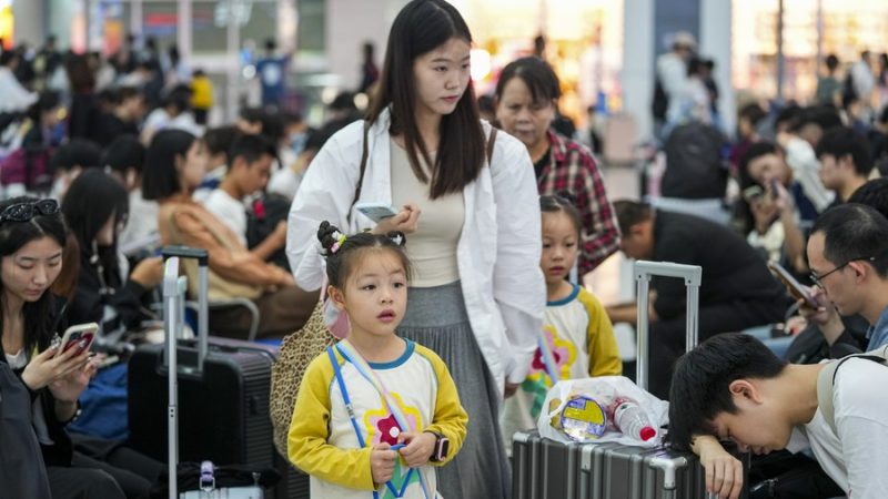 China registra recorde de viagens diárias de passageiros durante pico de viagens do feriado