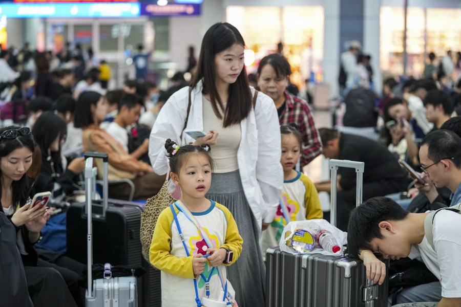 China registra recorde de viagens diárias de passageiros durante pico de viagens do feriado