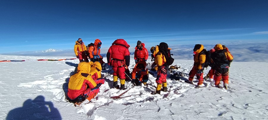 Cientistas chineses estabelecem estações de observação meteorológica no Monte Cho Oyu