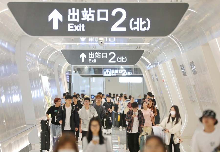 Viagens de passageiros aumentam na China durante feriado de “semana dourada”