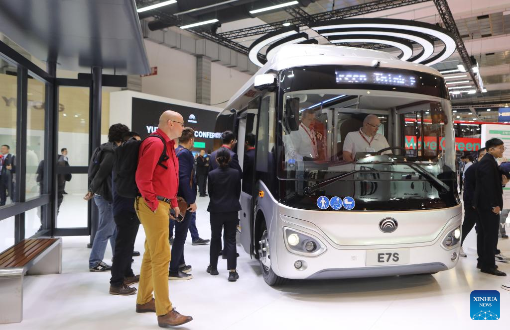 Ônibus chinês ganha prêmio duplo no evento Busworld Europe