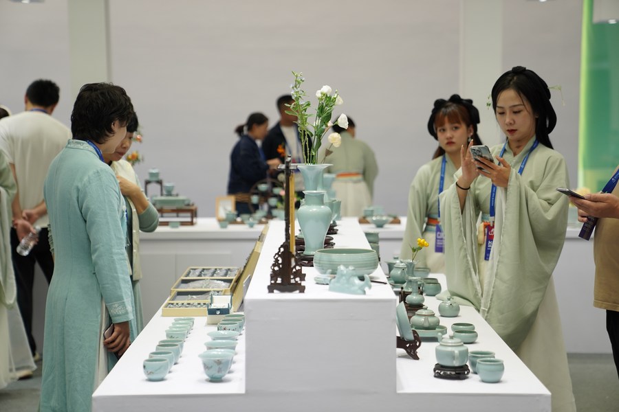 Exposição internacional de cerâmica é inaugurada na “capital da porcelana” da China