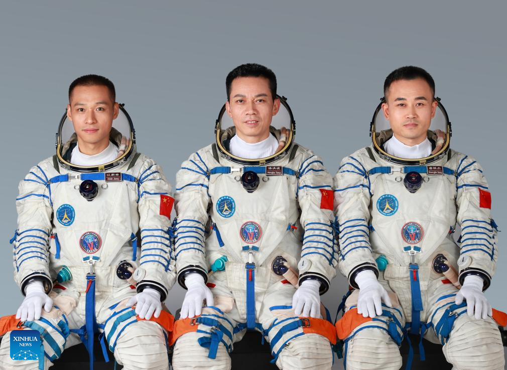 Astronautas chineses da Shenzhou-16 retornam à Terra em segurança