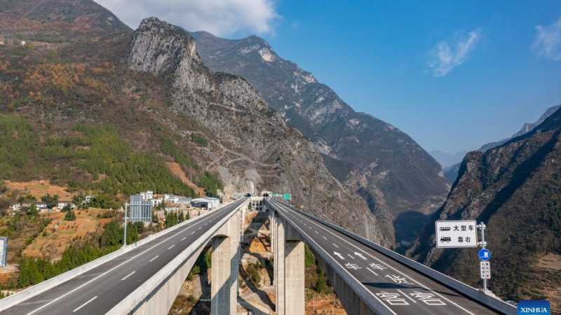 Via expressa com muitas pontes e túneis é inaugurada no oeste da China