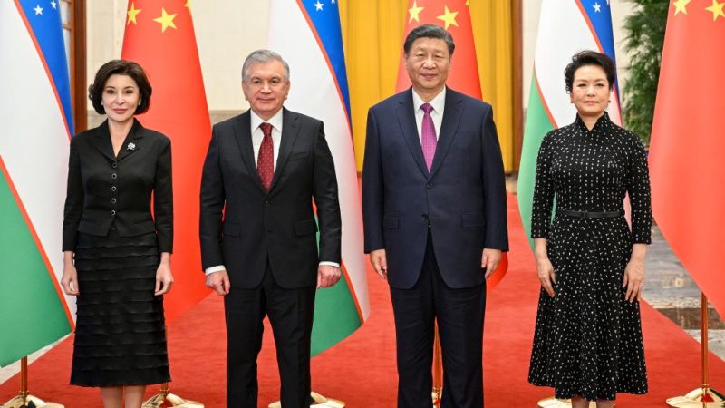 Xi e presidente do Uzbequistão realizam conversas e elevam laços parceria estratégica abrangente sob todos os climas para uma nova era